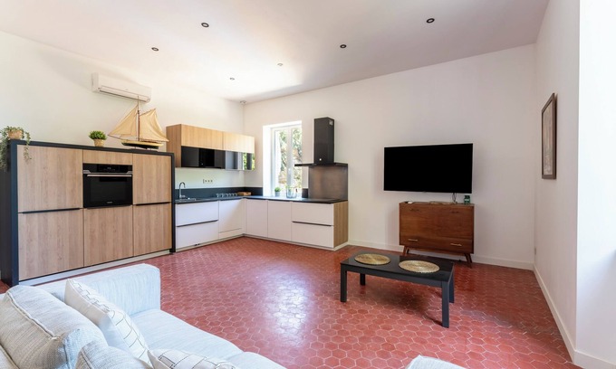 Miramas Apartment | Chateau de Couvent Apartment for 2 people next to the golf course