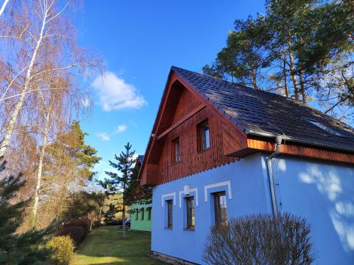 Tyn nad Vltavou House | Chaty Koloděje-ubytování u řeky v soukromém areálu-Blue