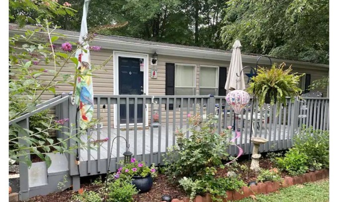Tryon House | Cheerful 3 bedroom home close to TIEC and more!