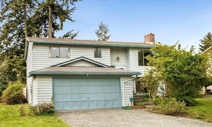 Picnic Point-North Lynnwood Villa | Cheerful 3-beds 3-baths home with ample parking