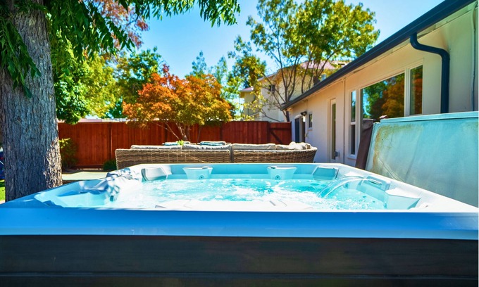 San Tomas House | Cheerful 3BR - Bar, Jacuzzi & Kids Treehouse