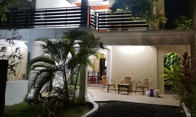 Wolmar House | Cheerful 4-bedrooms beachfront home flic en flac