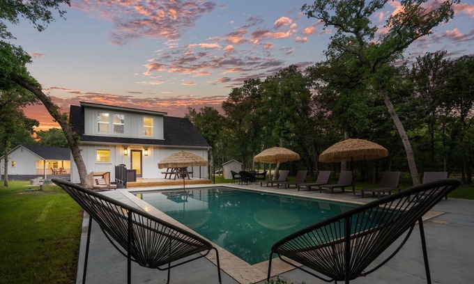Flatonia House | Cheerful acreage with a petting zoo, pool, firepit