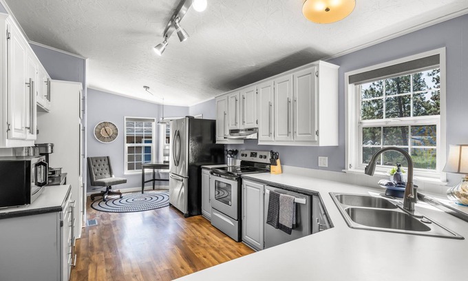 Southwest Bend House | Cheerful and Cozy Home 10 minutes from Downtown Bend…super close to the Old Mill