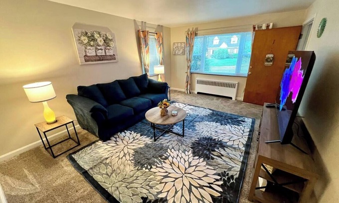 Westwood Apartment | Cheerful Bright Apartment 9 minutes to Dwntwn