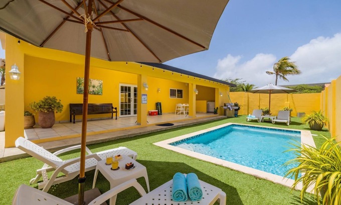 Noord Villa | Cheerful Caribbean Villa with Private Pool and Large Balcony