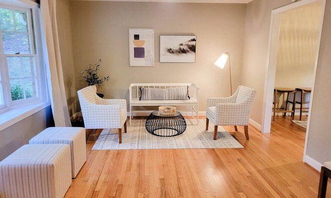 Chapel Hill House | Cheerful Chapel Hill 4 BR HOUSE Close to UNC/Carrboro on Private 7 Acre Flat Lot