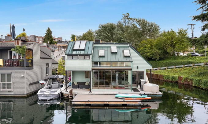 Seattle Boat Rental | Cheerful floating home with hot tub