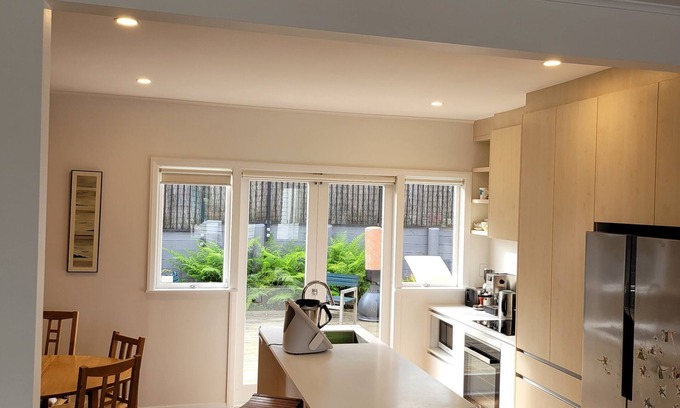 Remuera House | Cheerful sunny house close to waterfront, train, town and OBV