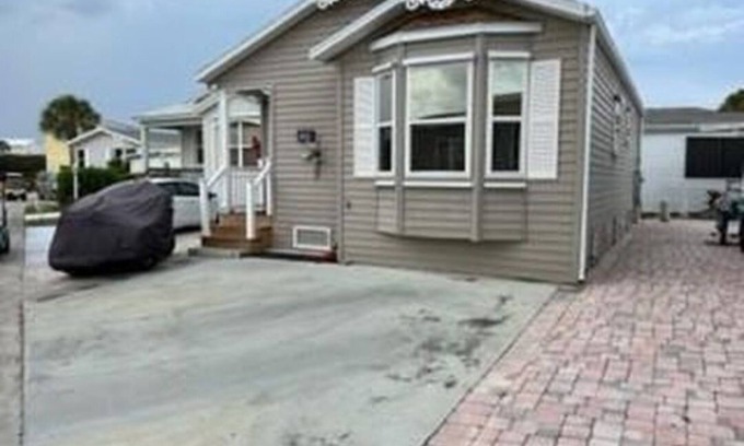 Nettles Island Cottage | Cheerful two bedroom home walk to the ocean nettles island