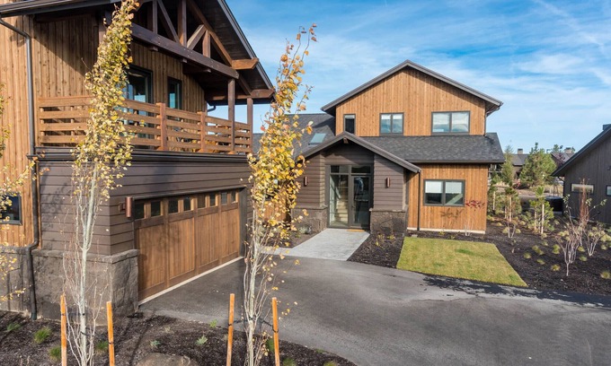 Bend House | CHEERY + bright ~ plush beds ~ resort amenities ~ BBQ ~Bend/Bachelor ~ wifi ~ 🐶