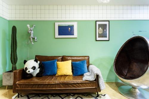 Chengdu City Centre Apartment | Chengdu city center Tianfu Square Kuanzhai Alley People's Park subway post-modern design 85 square meters 2 bedrooms 1 living room design B&B HD cinema family suite