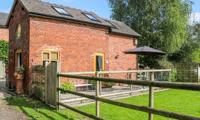 Sandbach Cottage | CHEQUER STABLE, romantic, character holiday cottage in Sandbach