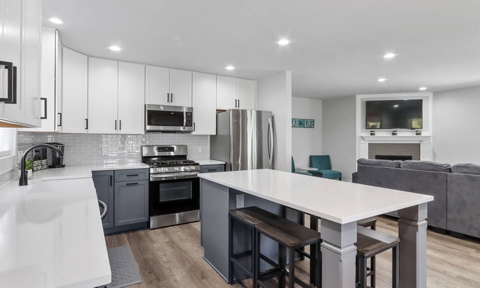 Williams Bay House | Cherry St Retreat, Walk to Geneva Lake, Sleeps 14!