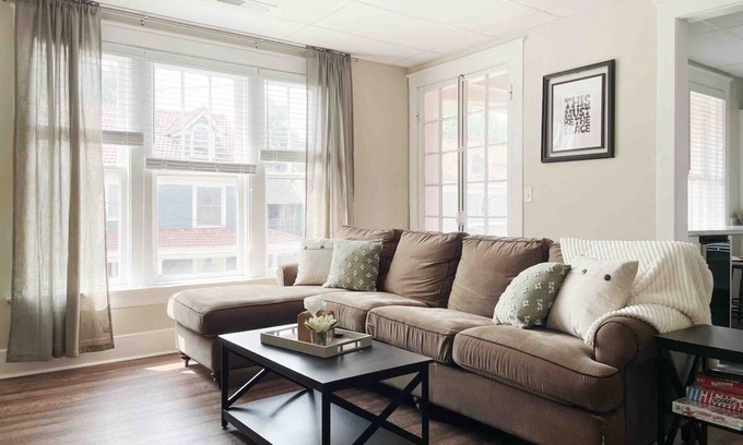 Evansville Apartment | Cherry Street Retreat B - 2BR/1BA APT near River