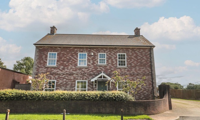 Highbridge House | CHERRY TREE HOUSE, family friendly, with a garden in Highbridge