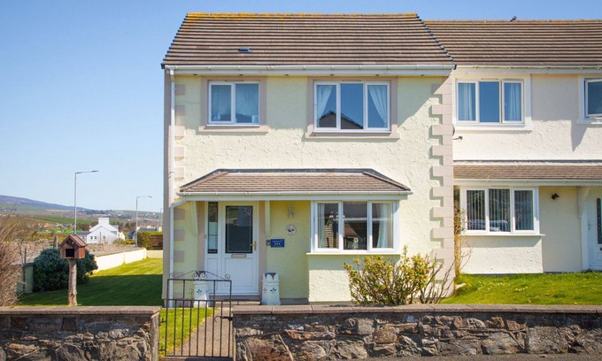 Port St Mary Cottage | Cherry Tree House - a holiday cottage that sleeps 5 guests in 3 bedrooms