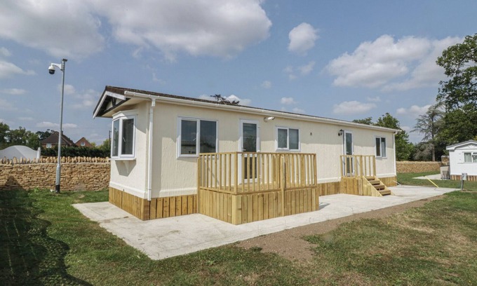 Kidlington Cottage | CHERRY TREE, pet friendly, with a garden in Kidlington