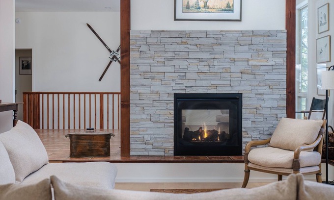 Arnold House | CHESA MADRISA - EV, AC, open floor plan + 3 king bed suites in Big Trees Village