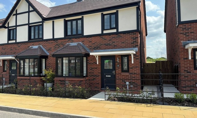 Congleton House | Cheshire Retreat: Modern 3BR with Garden