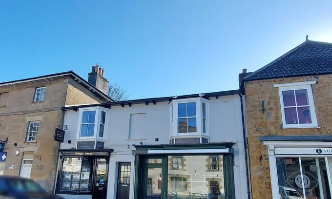 Castle Cary Apartment | Chesswood: newly renovated 2 Bedrm Apt + parking in Market Town of Castle Cary