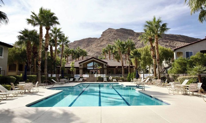 Las Vegas Condo | Chic 2-bedroom condo in vibrant Las Vegas with Mountain View
