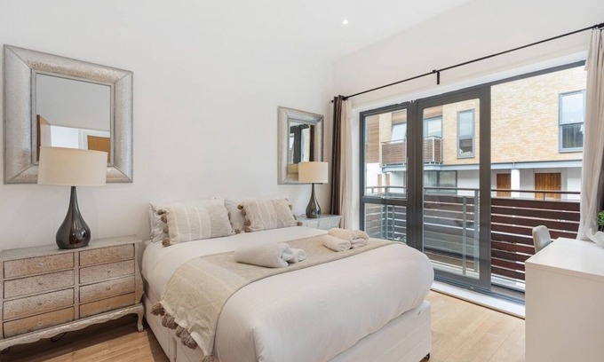 Brixton Hill House | Chic 2Bed/Pr Parking/Clapham