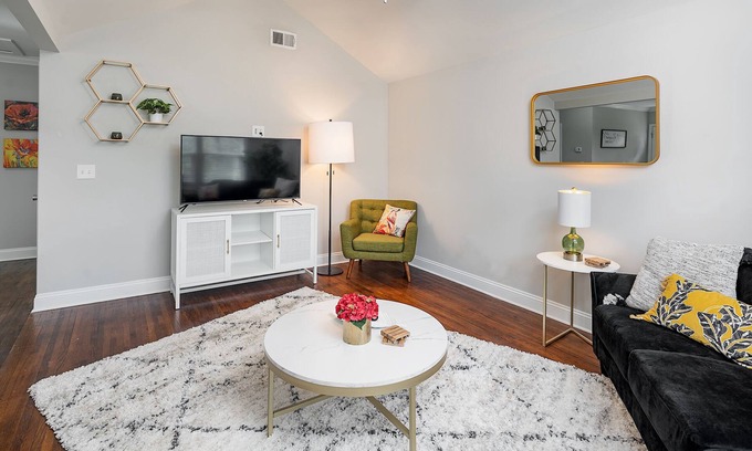 Villa Heights House | Chic 2BR Duplex ★Close to NoDa, Uptown, Light Rail