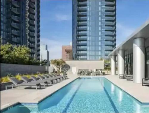Downtown Los Angeles Apartment | Chic 3-bed Apt with Pool & Hot Tub in Heart of DTLA