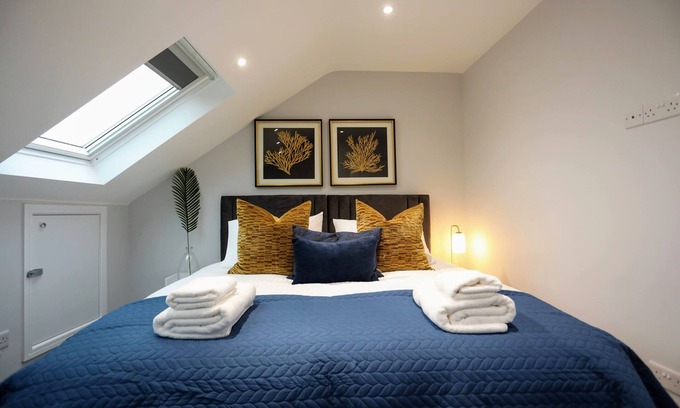 North Finchley Apartment | Chic 3Bed/2Bath Duplex Flat with Parking and Free WIFI
