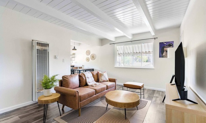 Poets Corner Apartment | Chic Abode In Central Berkley