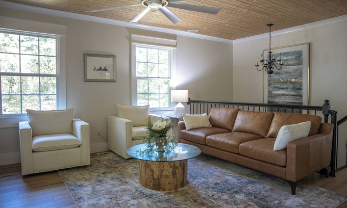 North Raleigh House | Chic and Cozy 3-bedroom house near Midtown and easy Greenway Access!