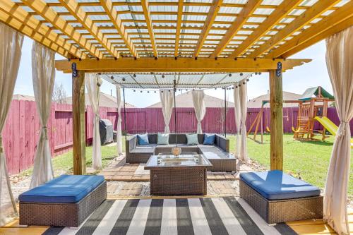 Katy House | Chic and Relaxing Katy Escape with Community Pool!