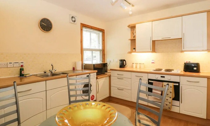 Uphall Apartment | Chic Apartment with Deer Park Golf Course Views