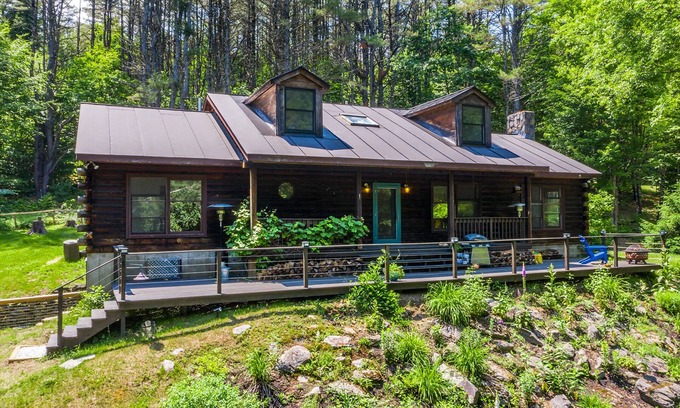 Hartland House | Chic Cabin near Killington for Relaxing and Co-working