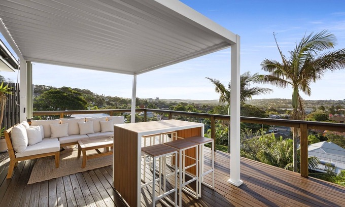 Dee Why House | Chic Coastal 1-Bedroom Home with Balcony & BBQ