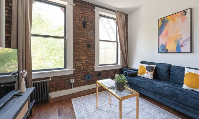 Chinatown Apartment | Chic downtown 1br Sum