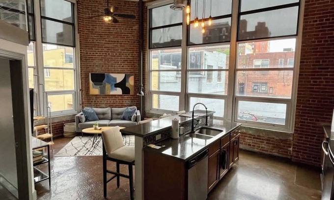 Roanoke Apartment | Chic downtown 1BR with study loft