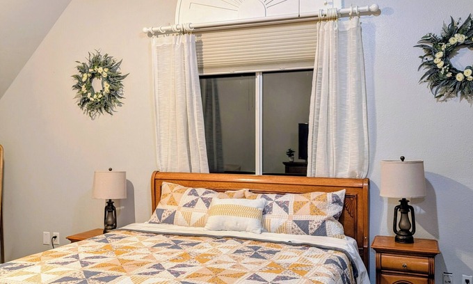 Fishhook Apartment | Chic farmouse 2-bedroom apartment with WiFi in Palmer