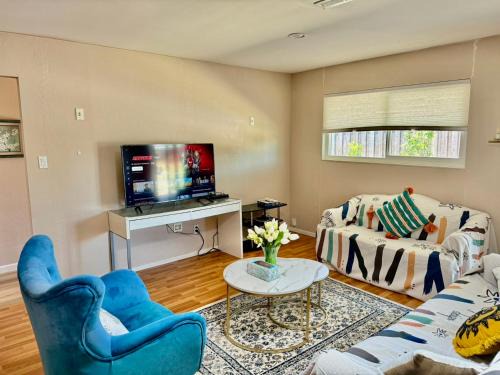 Shoreview Villa | Chic Home with Expansive Backyard- duplex back unit