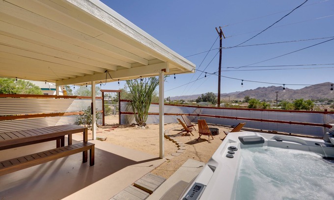 Joshua Tree House | Chic Joshua Tree Retreat w/Private Hot Tub!