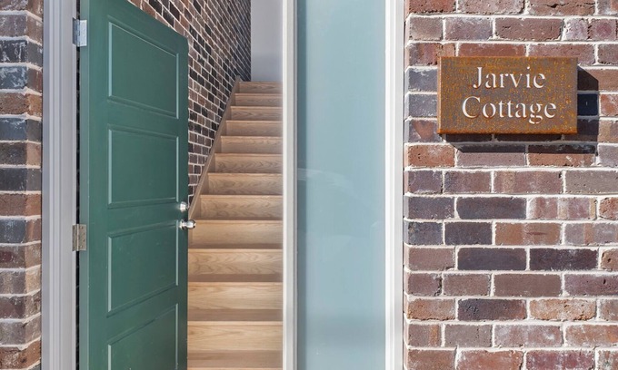 Petersham House | Chic Mezzanine Guest House with Modern Amenities