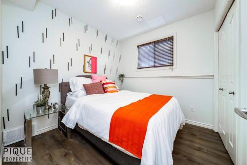 Jasper Place Apartment | Chic Modern Vibes - Sleeps 6 - Netfix - Wifi - Long Stays