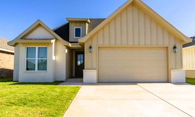 Lubbock House | Chic New Build - 5 miles to Tech/Covenant/UHC - 2 miles to shopping!