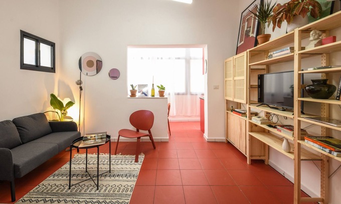 Haifa Apartment | Chic Red Studio near Talpiot Market