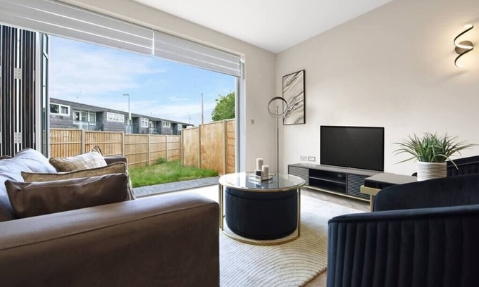 Brixton Hill House | Chic Retreat Residences: 3 BD Haven - Sleeps 10