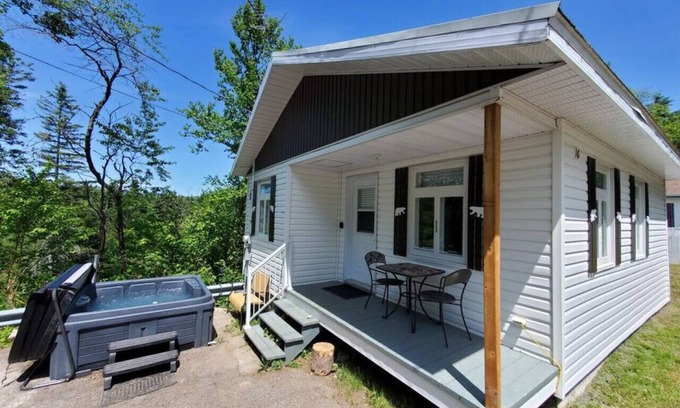 Saint-Tite-des-Caps Ski Chalet | Chic Shack with spa - near Massif Charlevoix & MSA