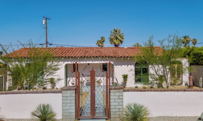 Warm Sands Apartment | Chic Spanish Style 1-bedroom apartment near downtown Palm Springs with WiFi, AC