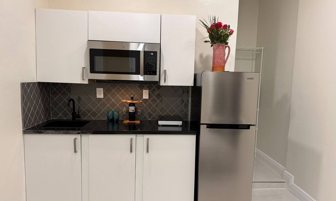 Princeton Apartment | Chic studio in fabulous Miami with AC, WiFi. Enjoy your stay!