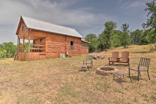 Milam County House | Chic Thorndale Cabin with Fire Pit and Paddleboat!